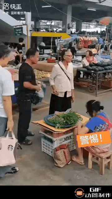 一女子走到卖菜阿姨身旁蹲下，以买菜为幌子，趁着阿姨收钱、旁边顾客与阿姨交谈不断之