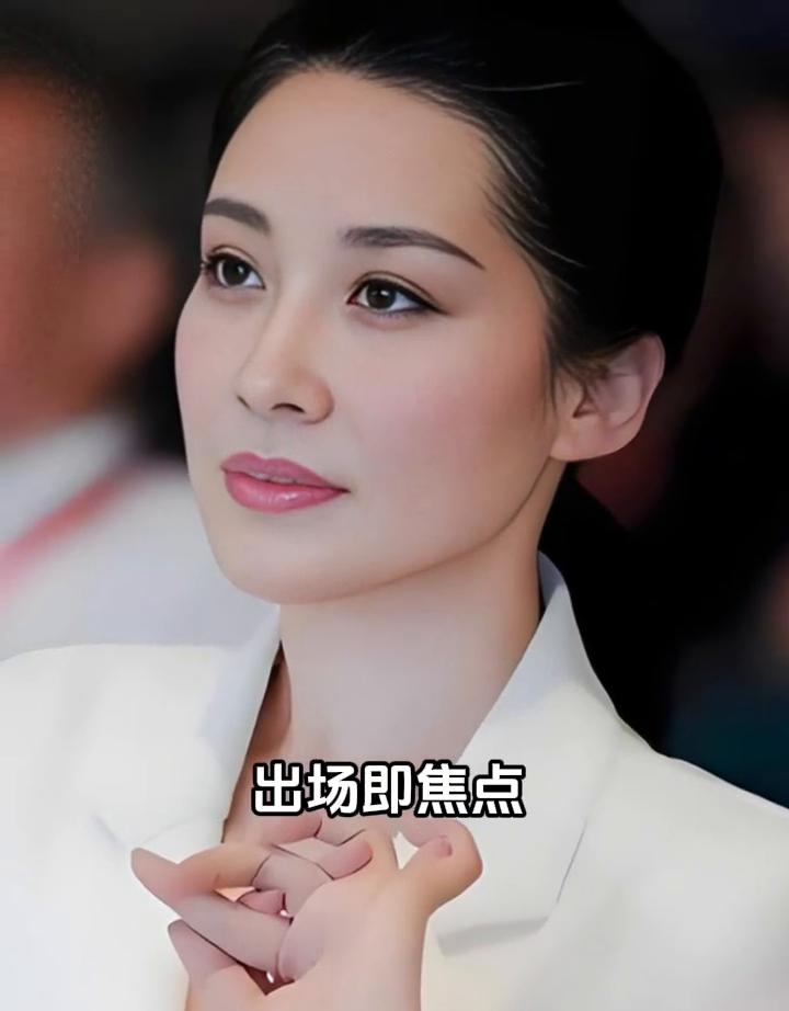 她美得独一无二，标致五官加上那份高级感，真是又美又帅，气场强大，出场即焦点。那种