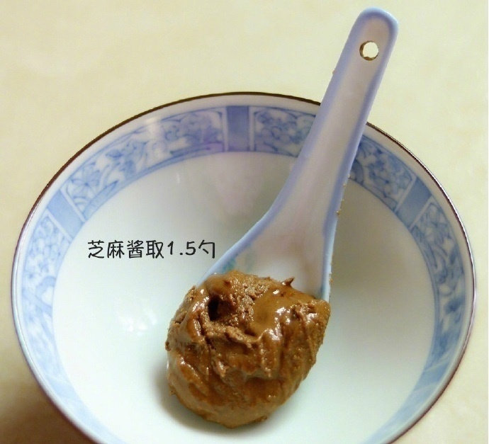 【万能的芝麻拌酱】比例掌握好了，味道就成功了一大半。不仅可以做凉拌菜，还可以拌面