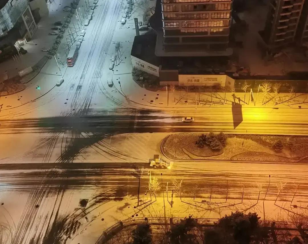 大连凌晨下雪，五点出门上班的人一脚踩进没过脚面的雪。
环卫工已经干了一个小时，橙