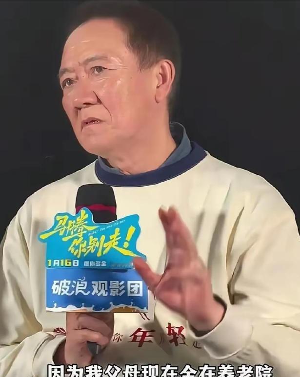 李幼斌说：“我的父母现在都还在世，父亲98岁，母亲95岁，他们现在都住在养老院。