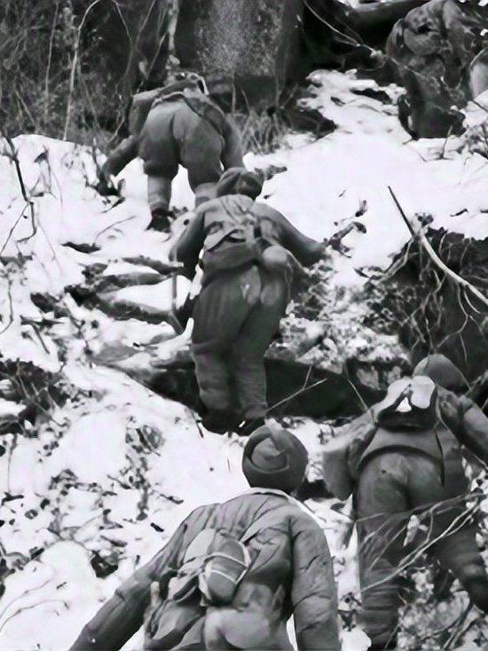 50年朝鲜战场，美军帐篷呼噜声，3百志愿军推走24大炮后吃掉美军。
 
这三百名