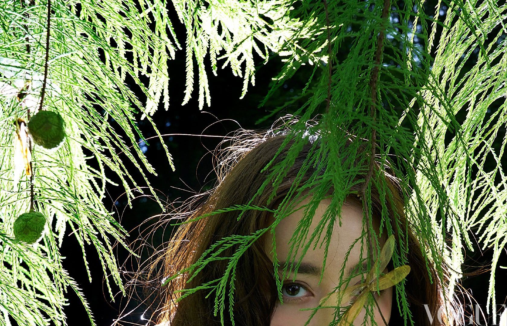 以夏木为幕，赴一场仲夏夜绮梦。双封两种风格，柔美与飒爽随心切换，氛围感与时尚质感
