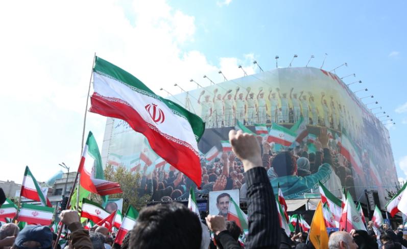 硬抗了一个多月的狂轰滥炸，德黑兰的高层才猛然惊醒出一身冷汗。真正能让他们亡国灭种