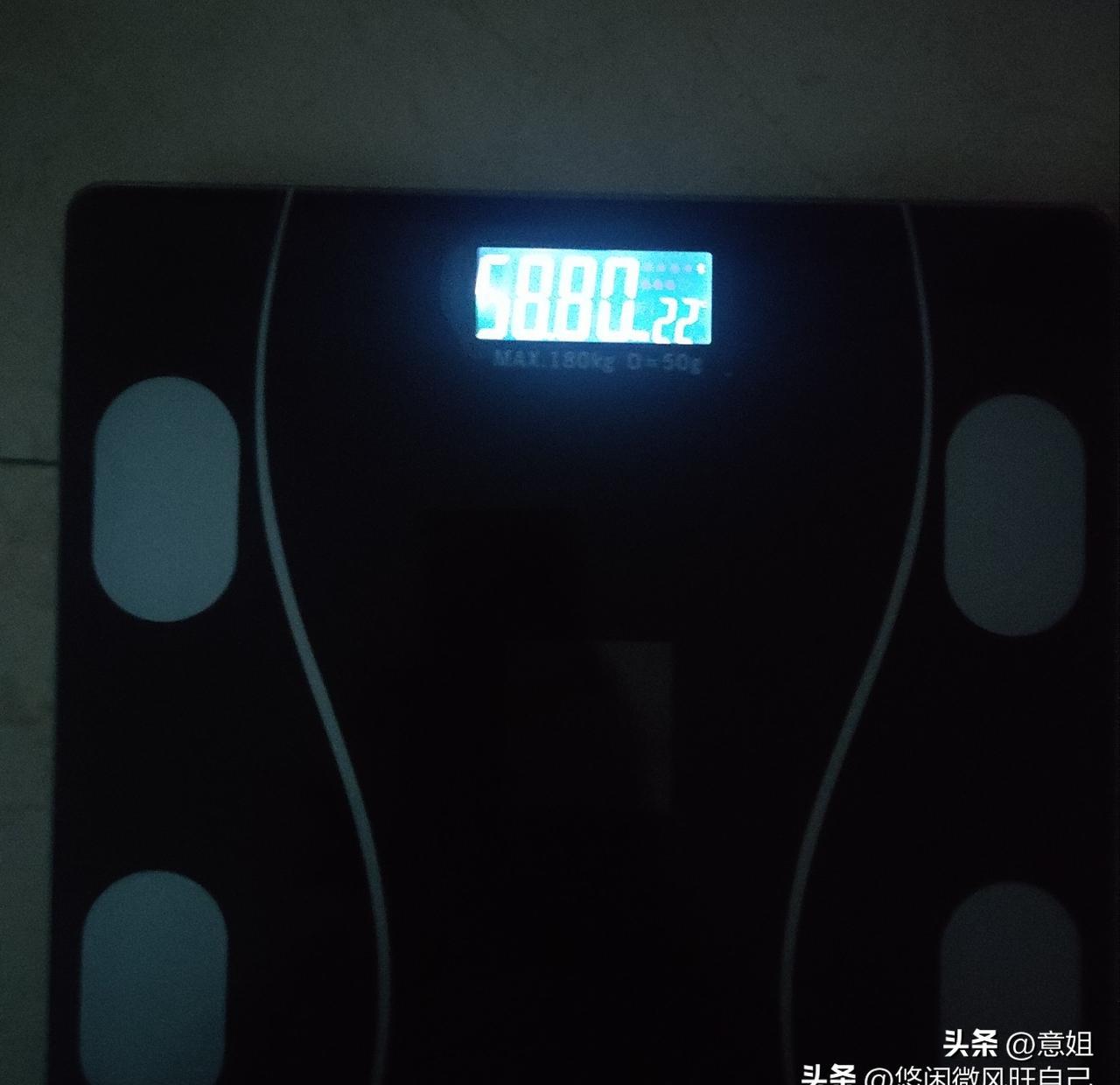 “四天干掉一斤半，腰上的肉像吹气球！
”
某宝妈从雇主家回来116斤6两，休