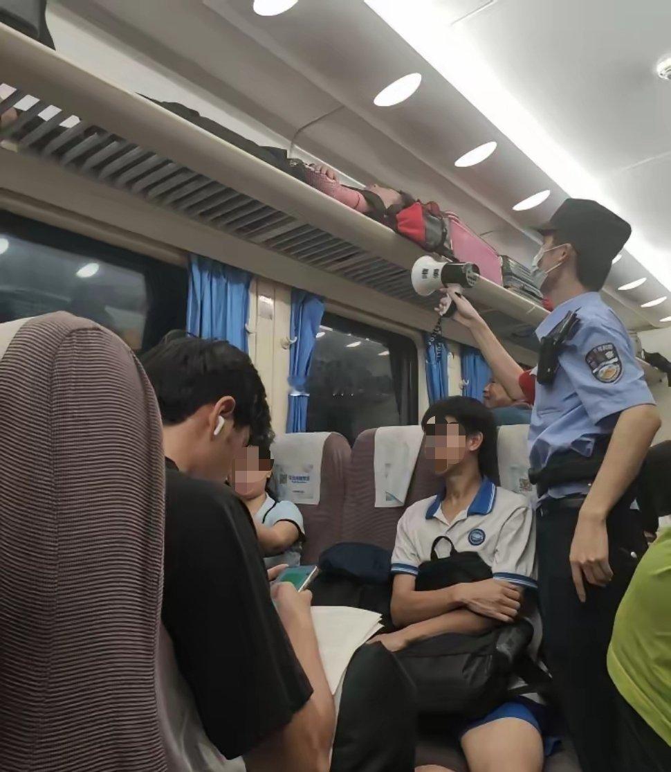火车行李架当床睡，我就想知道这怎么上去的