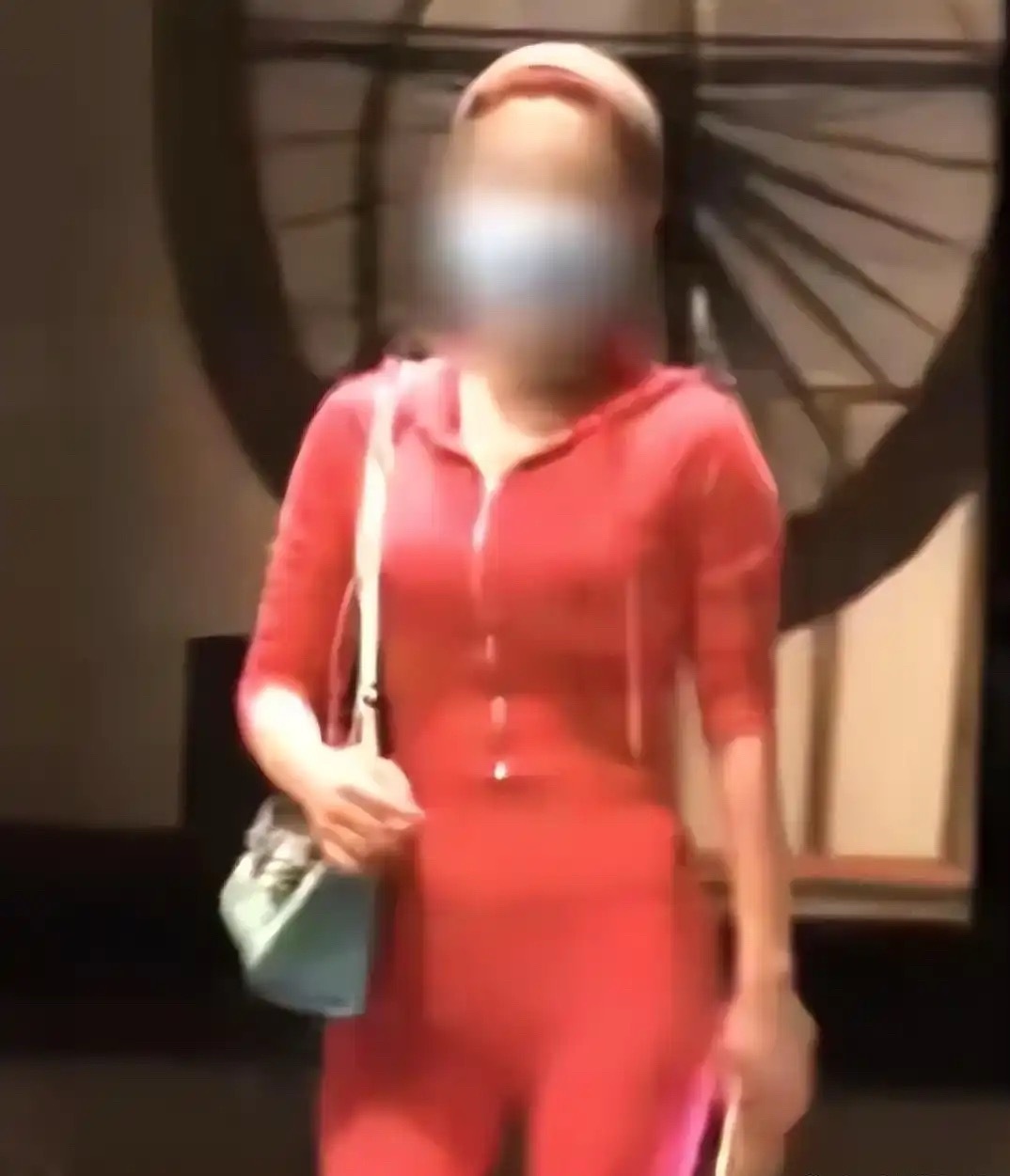 8月26日，狗仔放出一段酒店视频，把包贝尔直接推上风口浪尖。外出拍戏期间，他被拍