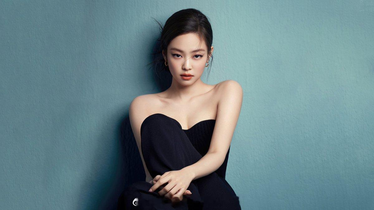 JENNIE JENNIE 在波兰演出时被现场粉丝齐声喊名，瞬间感动到一度说不出