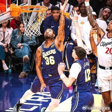 《湖人135-118赢下德比！里夫斯一句话，道出球队真“不简单”》湖人跟快船的德