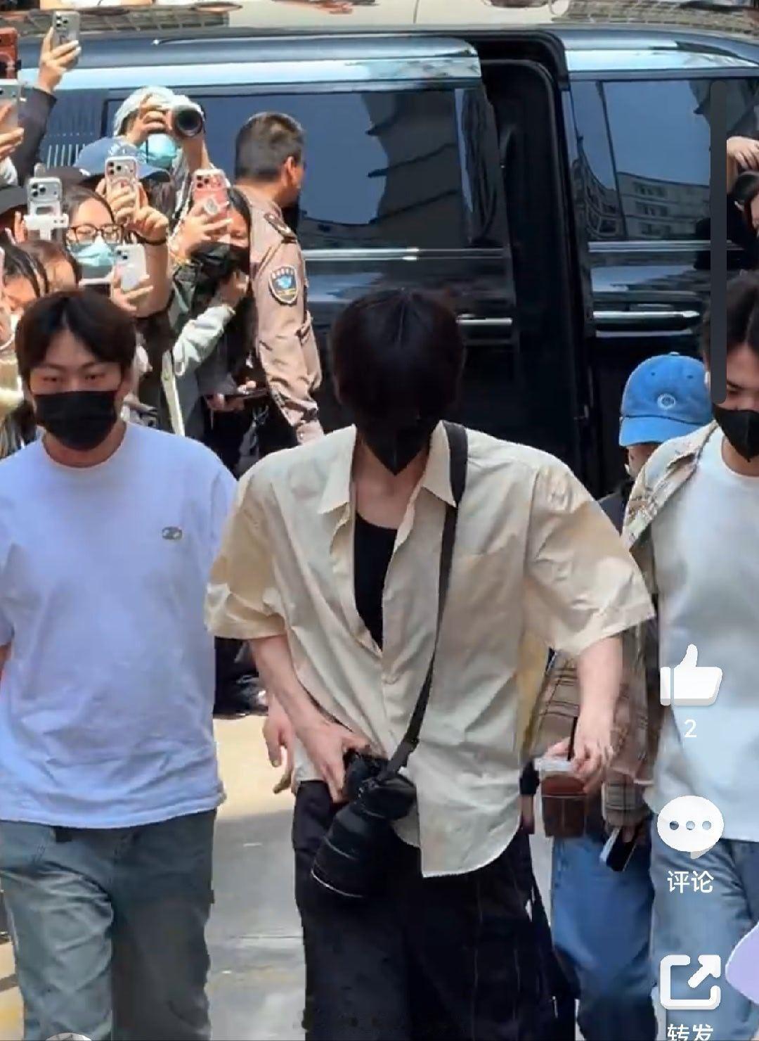 张凌赫腿受伤了 还是要注意身体 