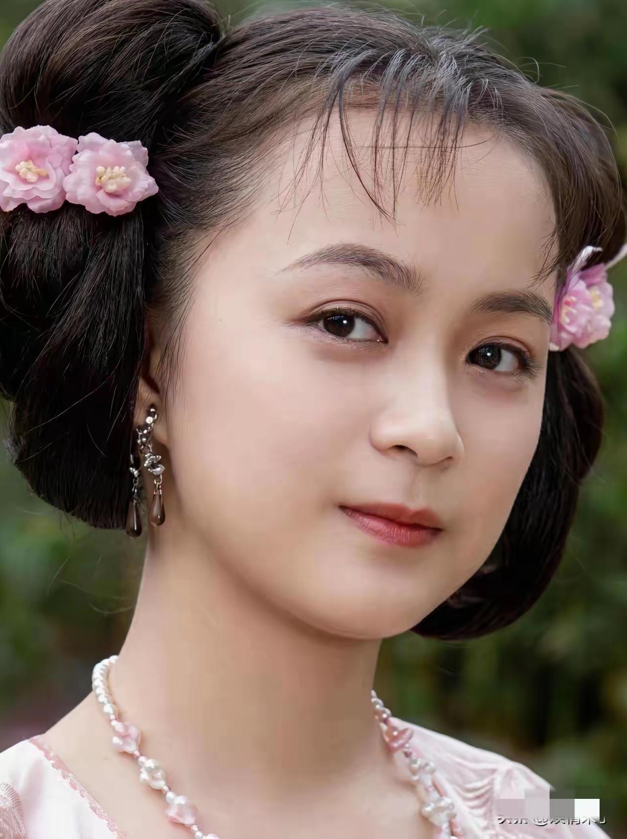 陈红年轻的时候真的是美得夺人心魄！这四张美人图确实是陈红最漂亮。都说何晴好看，长
