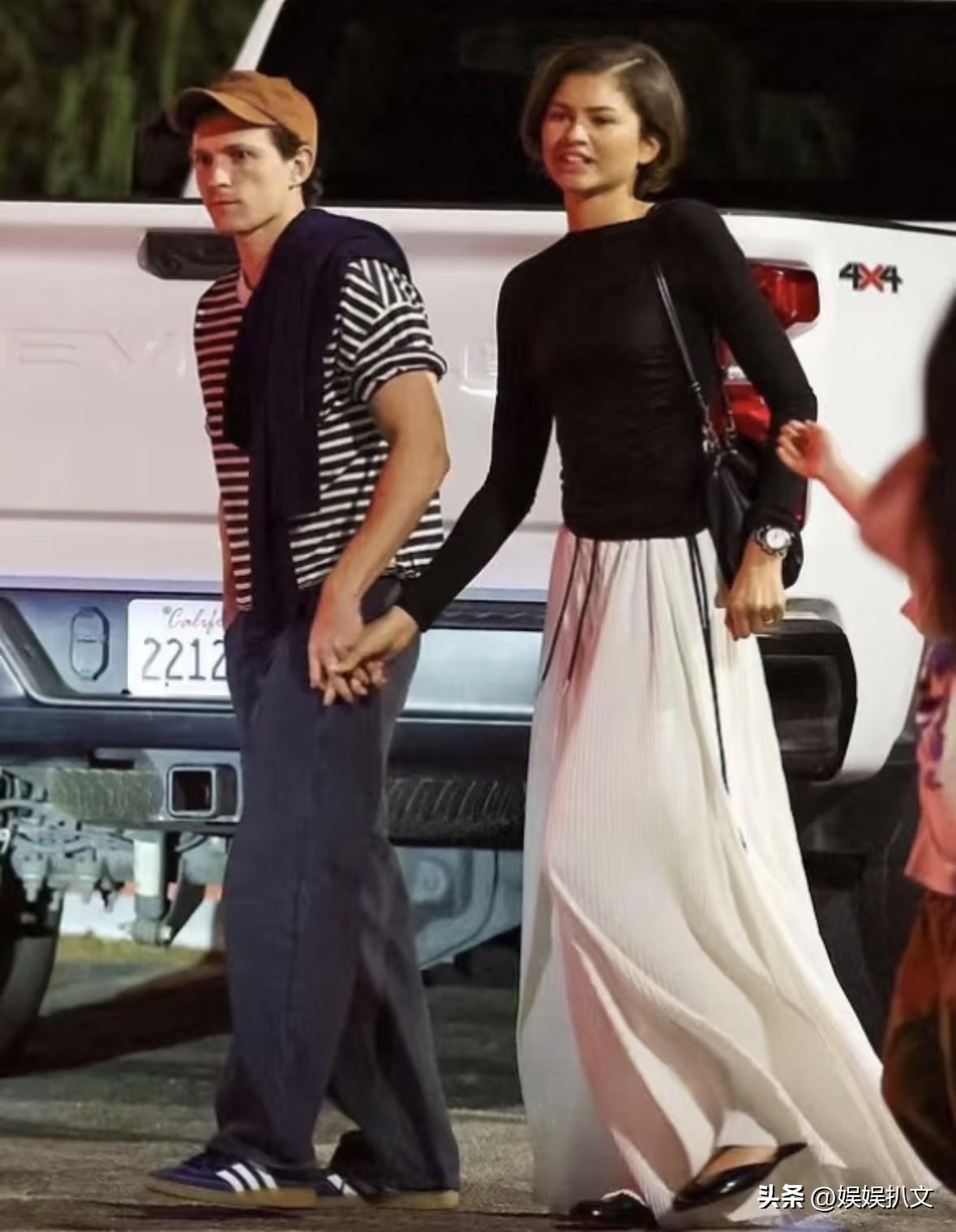 荷兰弟和赞达亚被传结婚后，首次合体亮相，十指紧握，甜蜜非常。