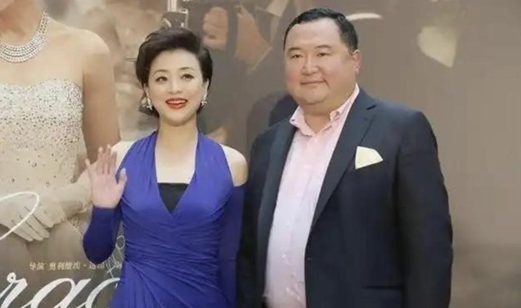 1994年，26岁的杨澜非要和银行上班的丈夫张一兵离婚，转身嫁给了体重200斤，