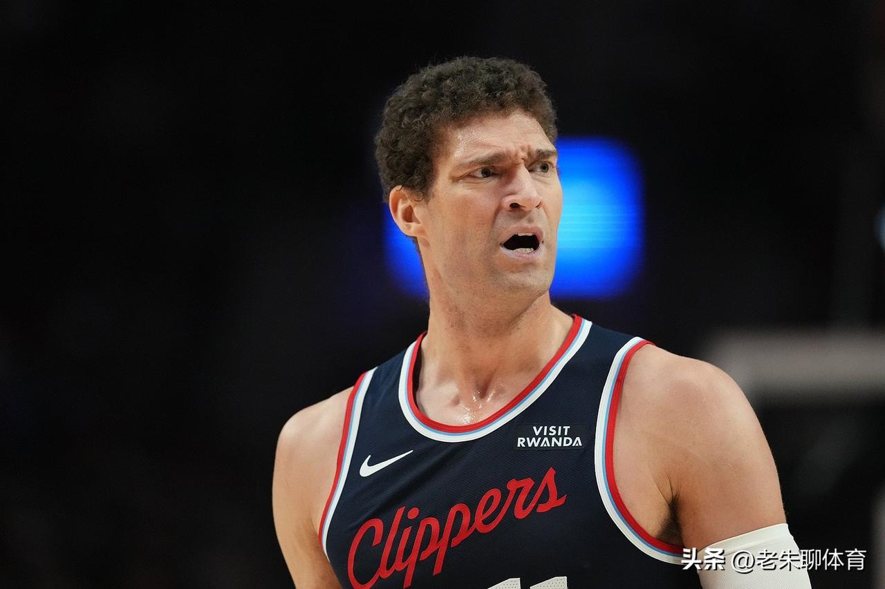 打到最后，球队竟然只剩下一个37岁的老将了！
赛季中期，快船队把首发中锋祖巴茨送