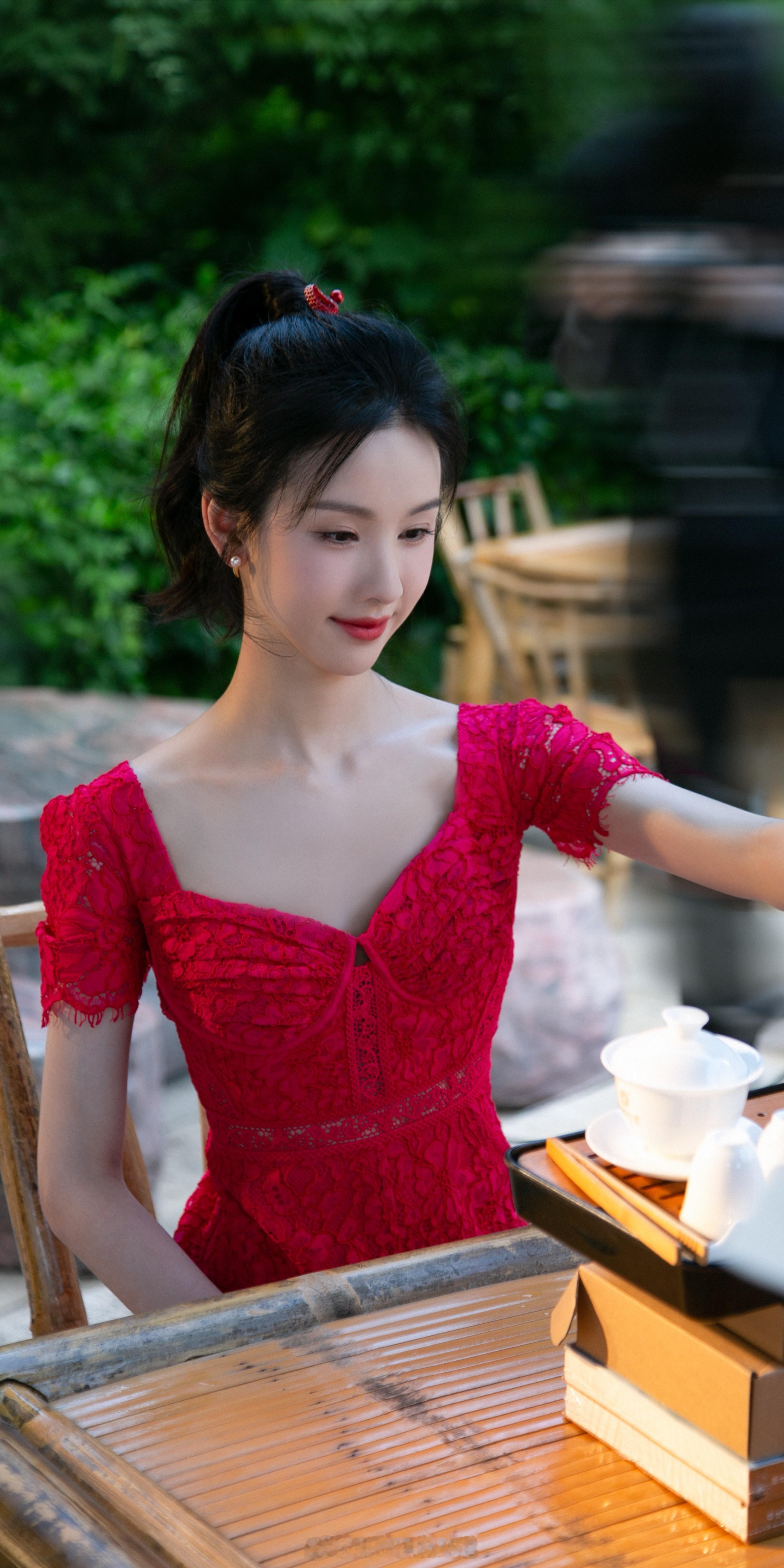 陈都灵红裙优雅 ​​​