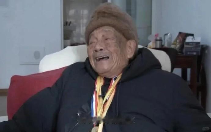 点赞！百岁抗战老兵苏国章，1938年参军，参与多场战役。他的三个哥哥皆战死沙场。