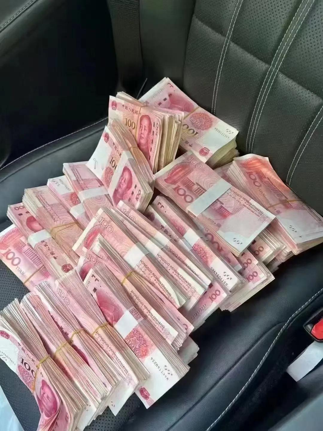 来，和我一起念金钱咒[耶]
我是值得的，
所有的钱都会流向于我，
因为我是一个会