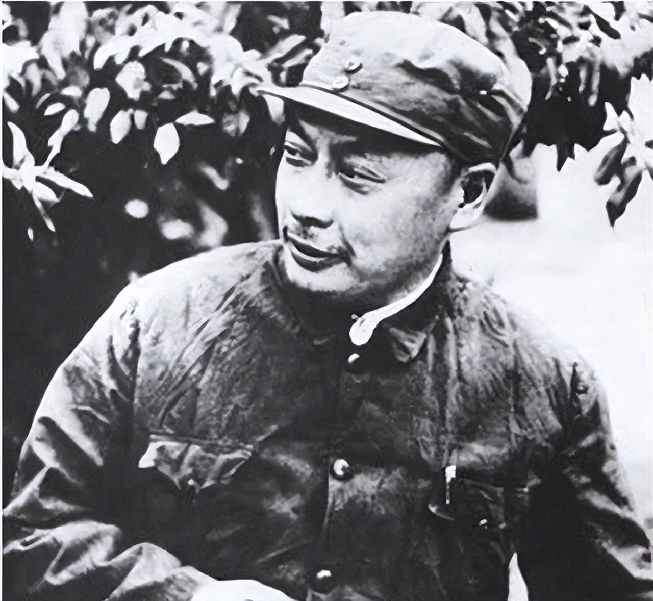 与中央失联两年多，陈毅天天盼着中央来人。1937 年 5 月 2 日，联络人陈海