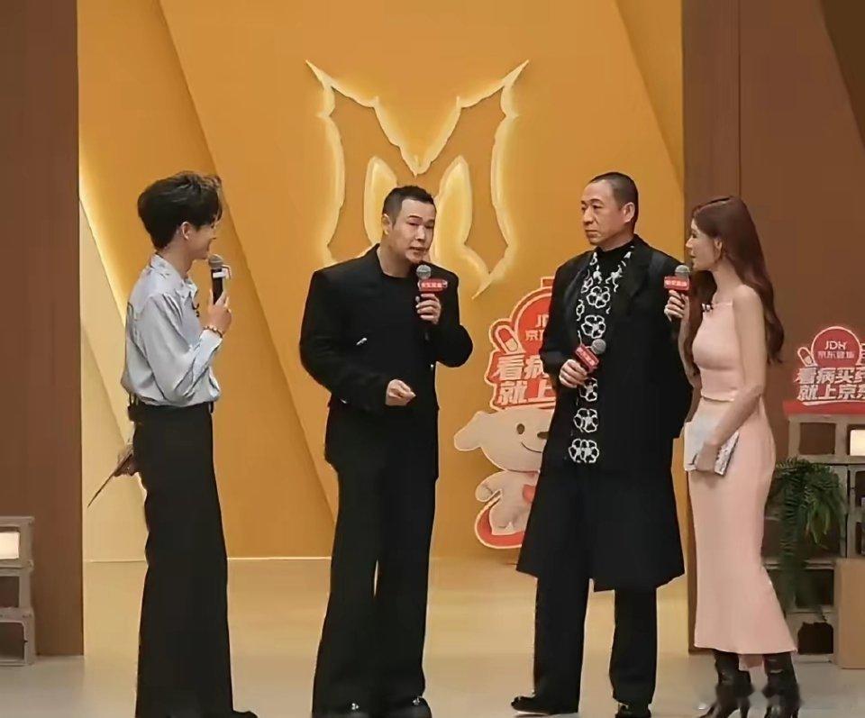 沈梦辰和齐思钧，尴尬了8月14日，《披荆斩棘》刚开播，现场就出现了直播事故，两位