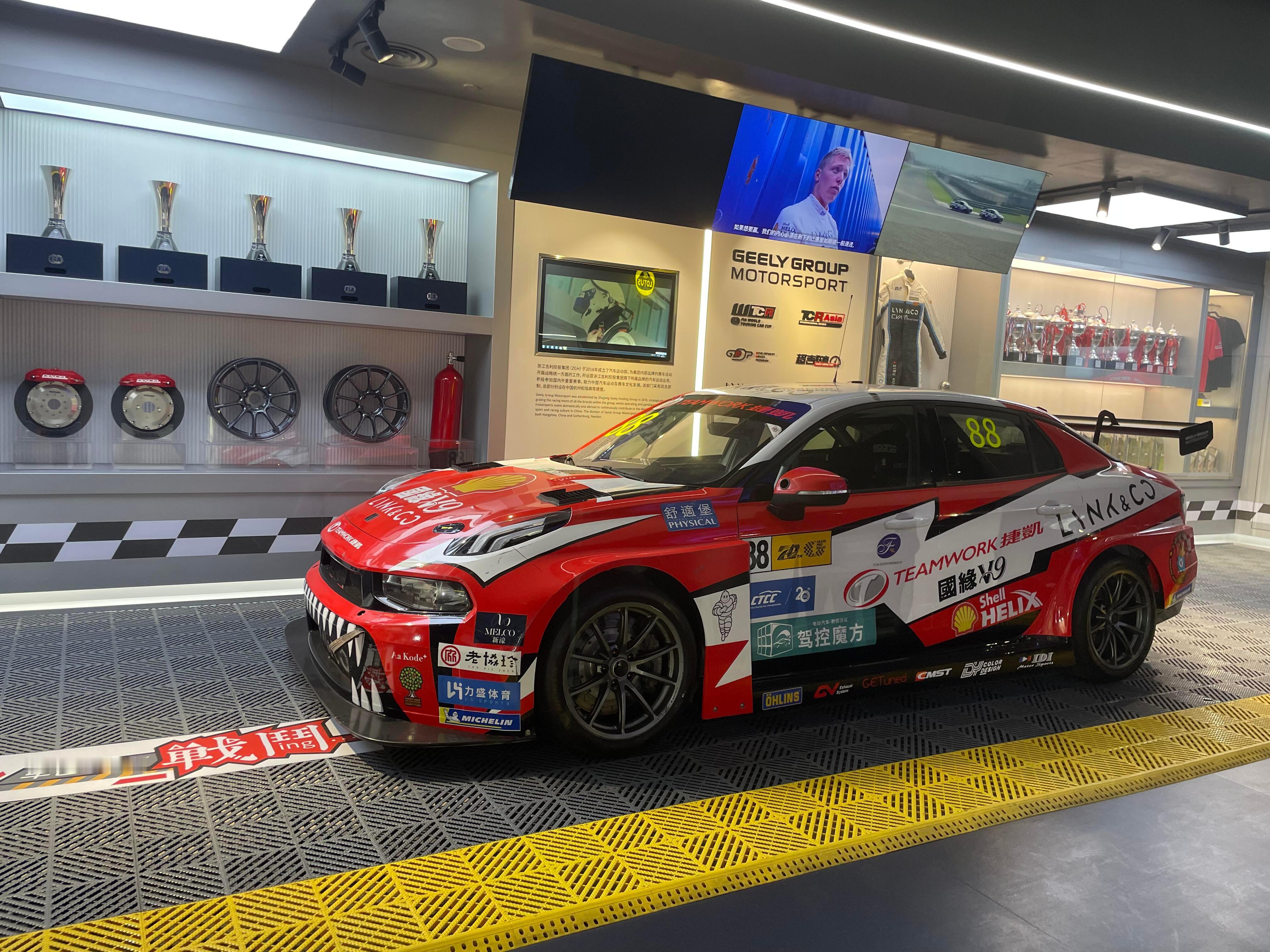 中国首款自研量产TCR赛车亮相 这一步，对中国赛车来说意义非常大。国际赛事底气足