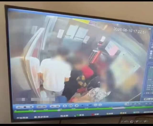 湖南祁阳，保安擅自用维保公司留存的钥匙打开电梯门，被困电梯里的一名女士在逃离的过