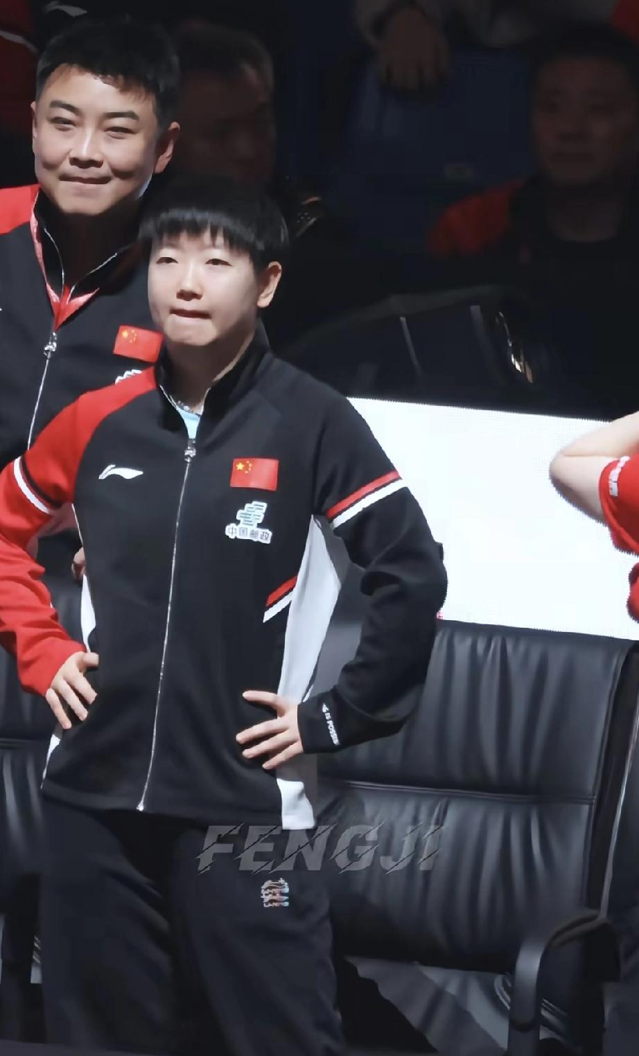 港队一家亲。莎莎和王皓看着港队不赛，真是心跳加速，表情太丰富了。
香港队对阵日本