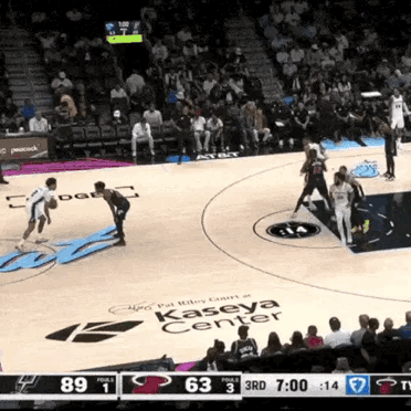 注意看，防守文班亚马的阿德巴约身高也有207厘米，在NBA也打了8年中锋了，可是