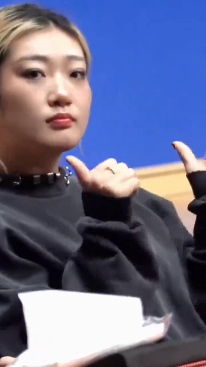 李梦终于不再低调，正值事业关键期的她在最新评选中以三万三千四百三十二票的差距暂列