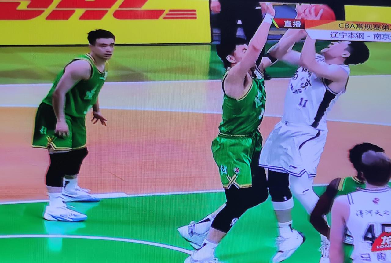 昨晚打南京同曦队，赵继伟把自己打的太辛苦，其实完全没必要。
我们无数次看到，赵继