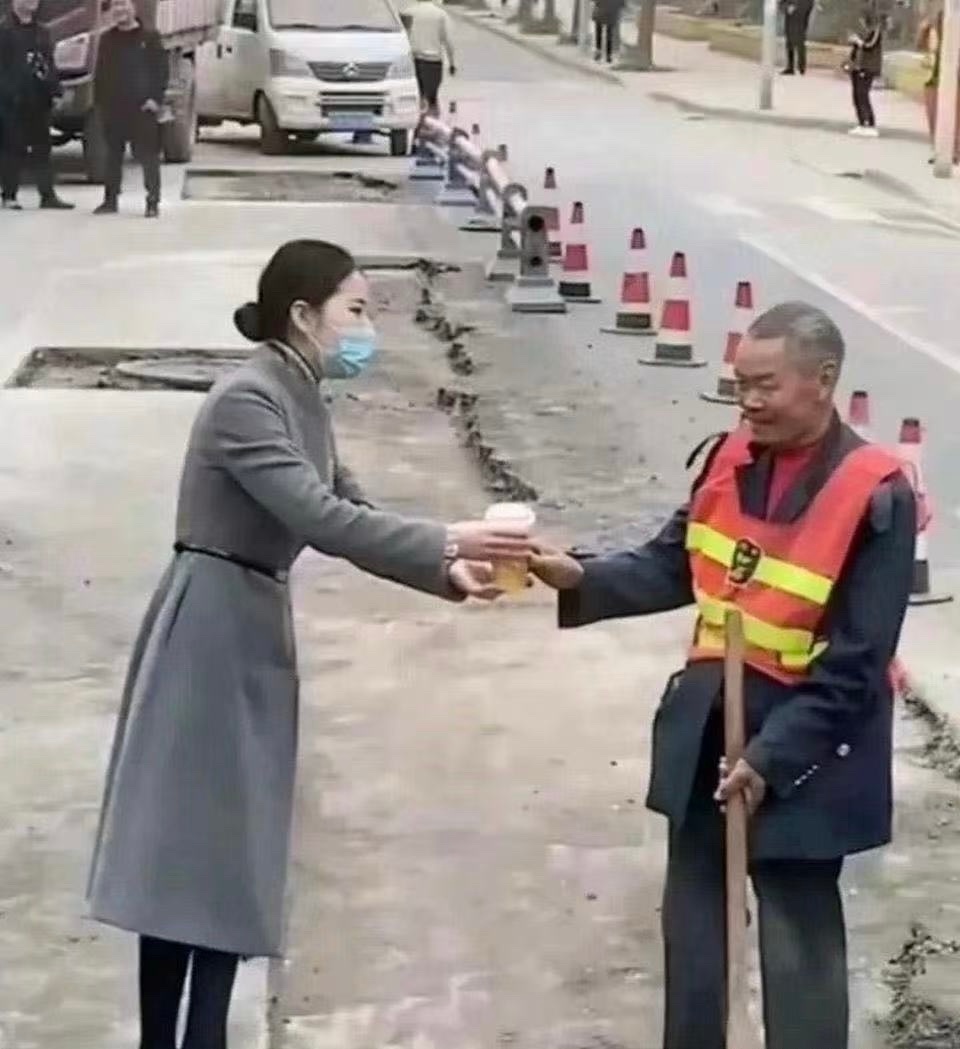 被第一张图感动，被第二张图恶心到了 