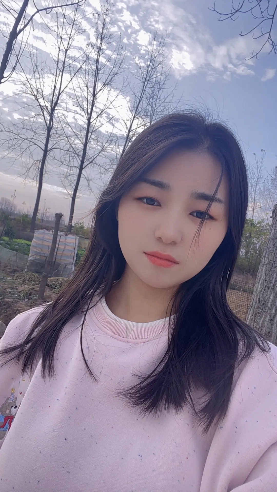 幸福不需要太花哨，          平凡中带点快乐就好