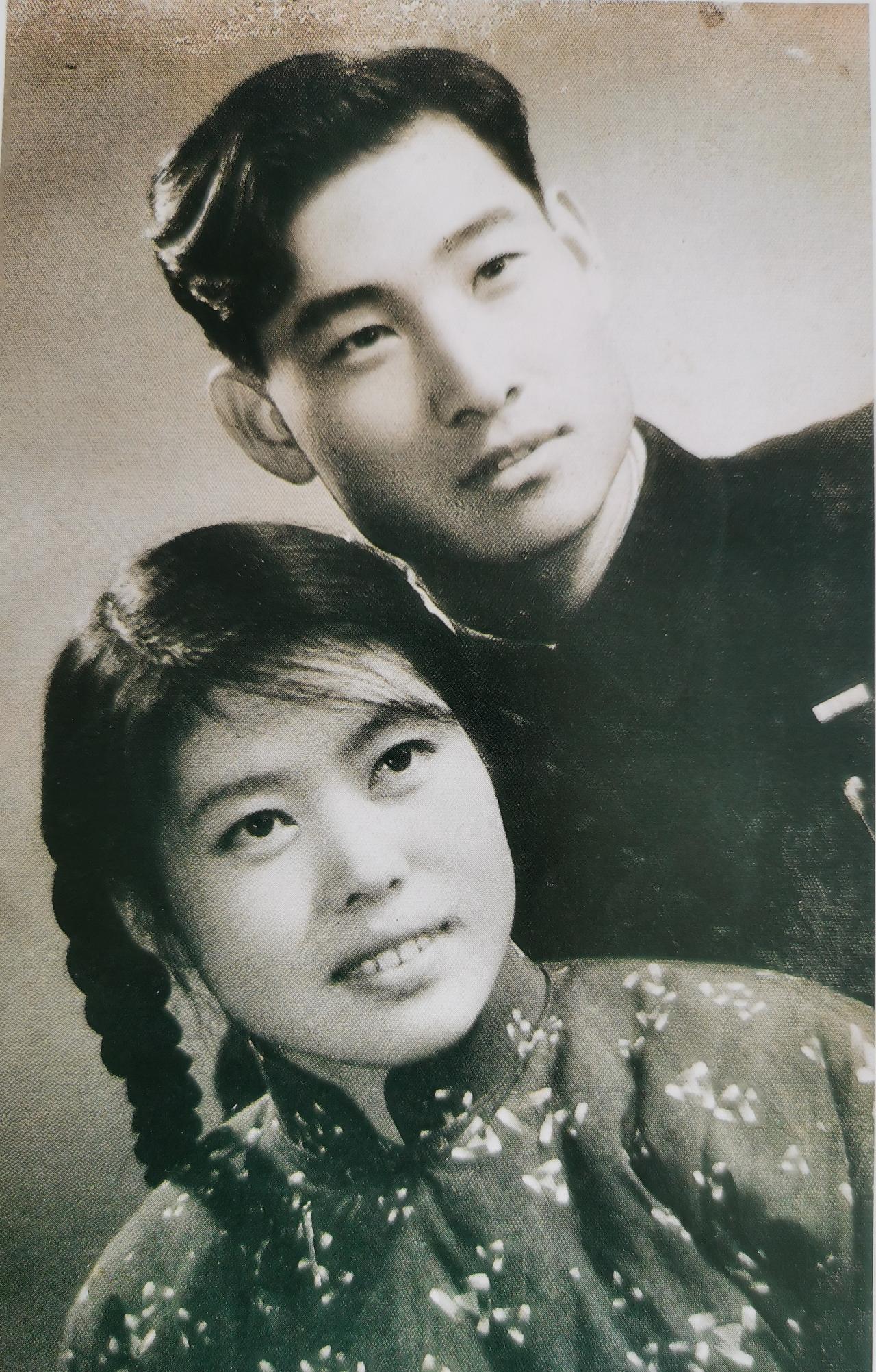 1959年，李九龙和夫人姜淑芝合影。李九龙当过济南军区和成都军区司令员，1994