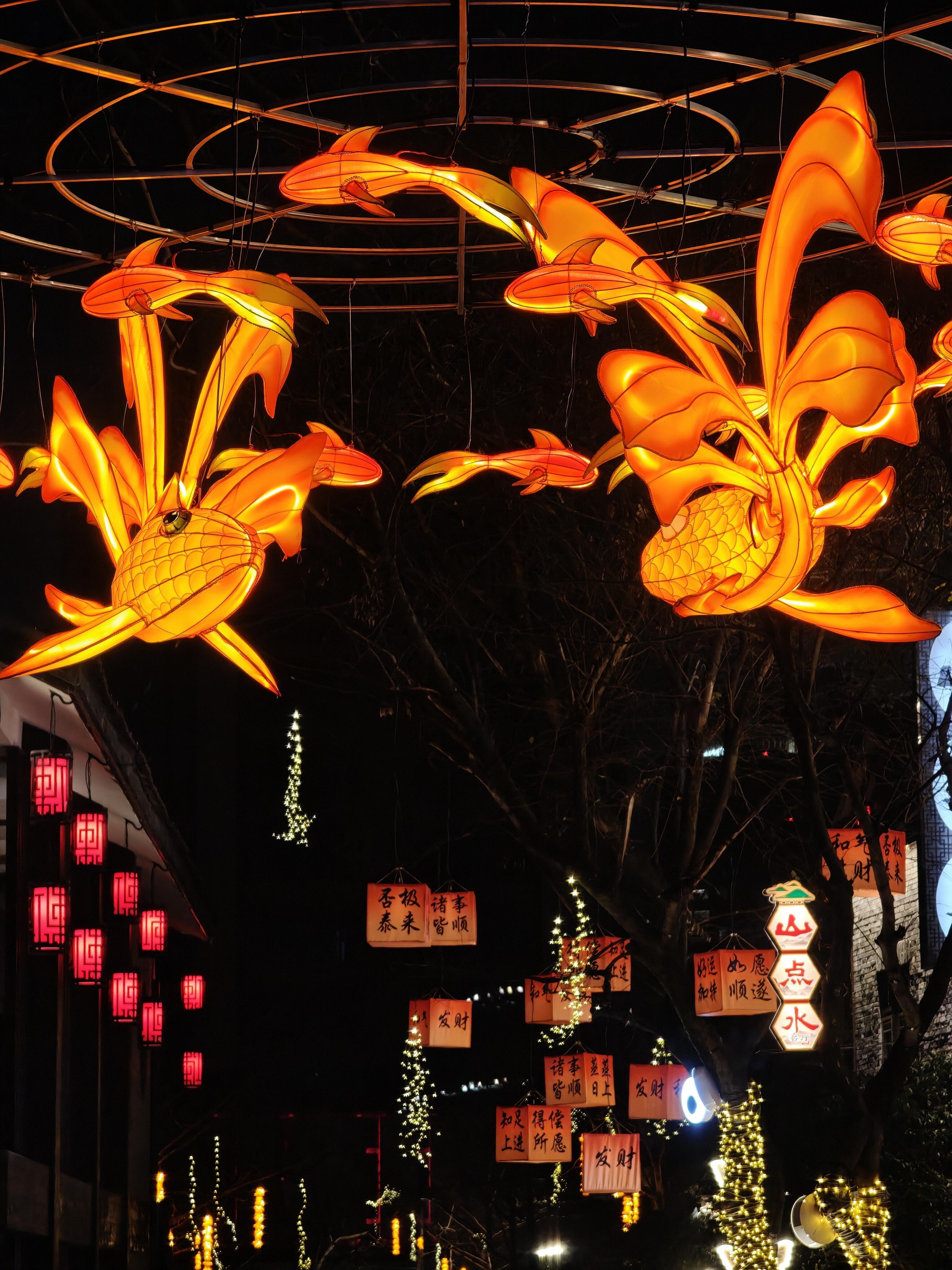 这杭州城里究竟藏了多少财神骑手起猛了在杭州居然看到财神送外卖了杭州的浪漫从不缺席