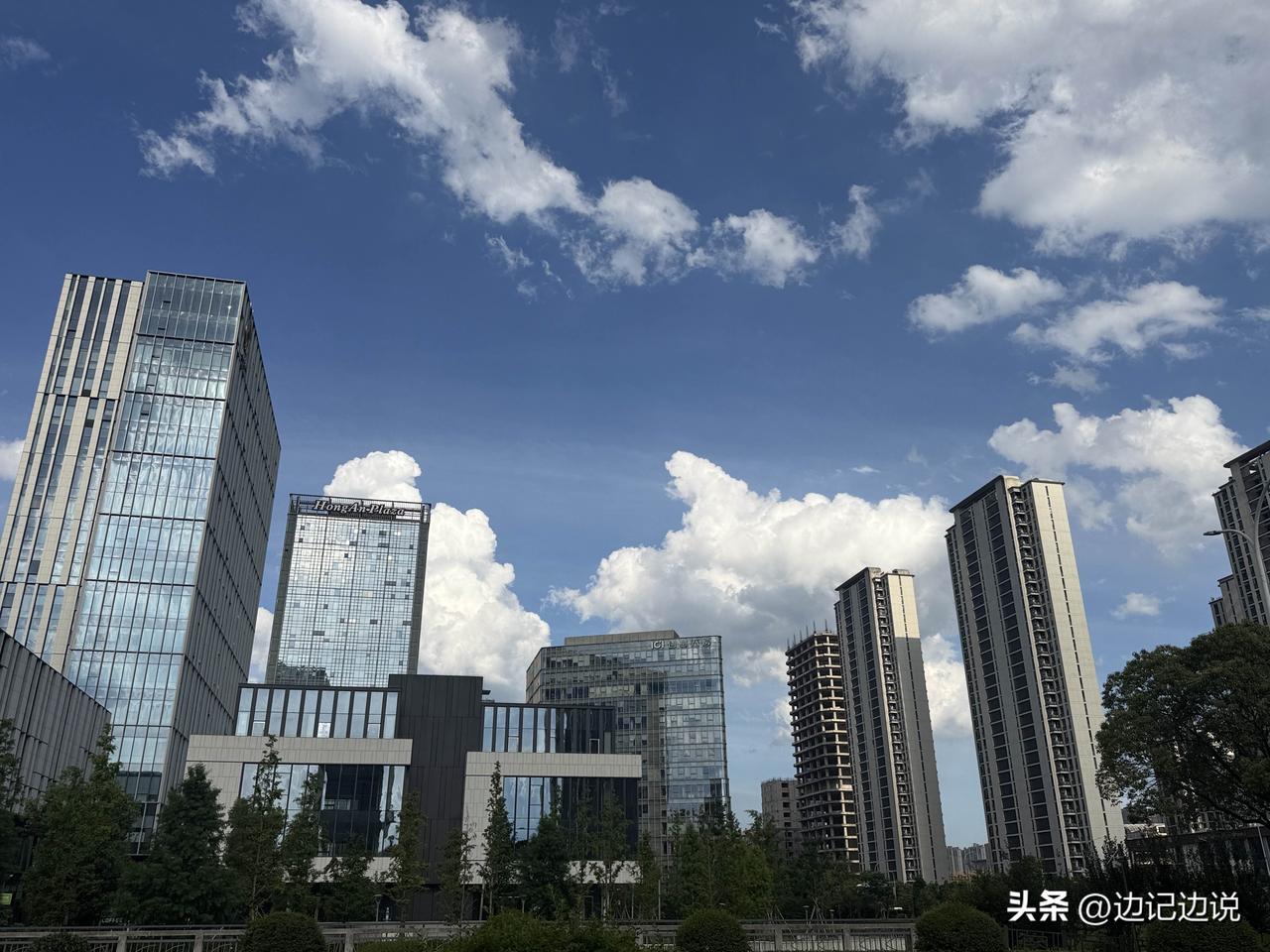 有了跳高比赛，轻功就消失了。有了百米短跑，踏雪无痕没影了。有了举重比赛，干斤神力