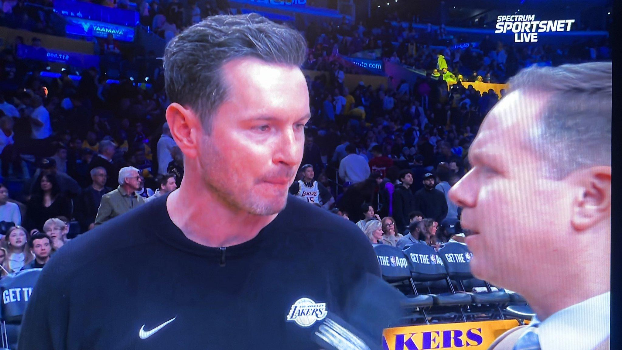 雷迪克：我觉得我们的球转移得不错，我们最终助攻数是多少？篮板好像是18个。进攻打