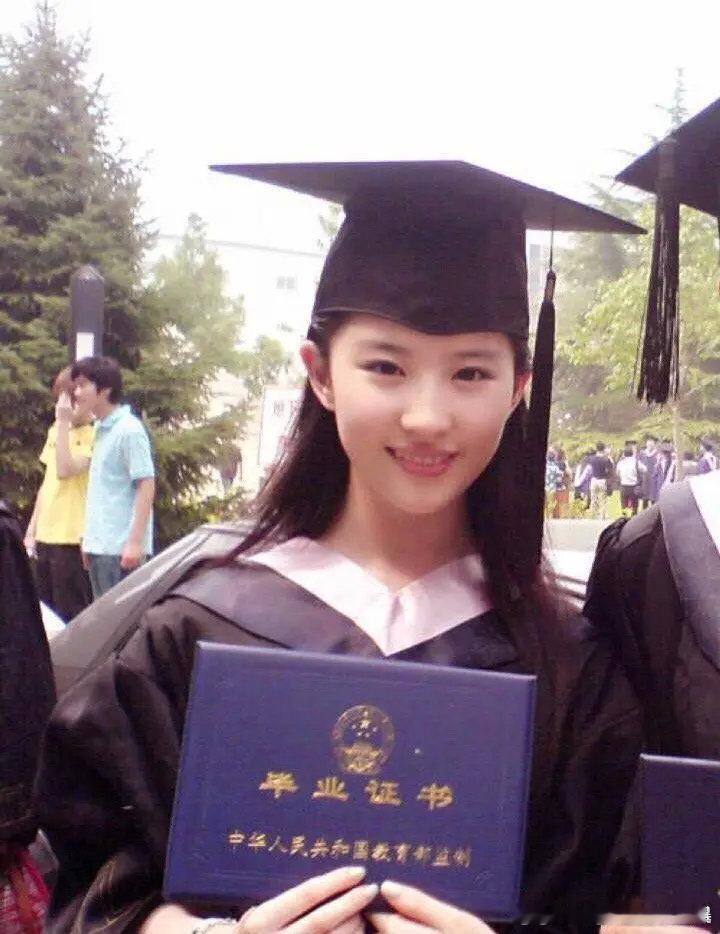 再怎么黑，刘亦菲本科证书，小学幼儿园初中合照都有，高中也知道学校。黑刘亦菲晒一下