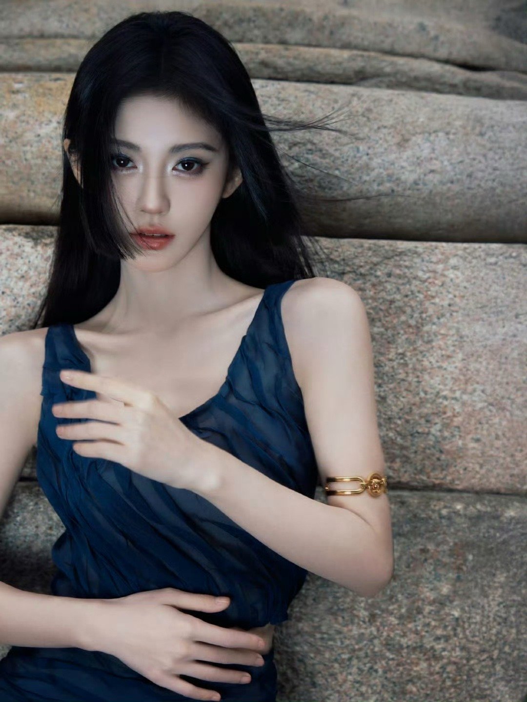 鞠婧祎幽蓝薄纱套装 鞠婧祎时装周第二套，幽蓝薄纱套装好美！ ​​​
