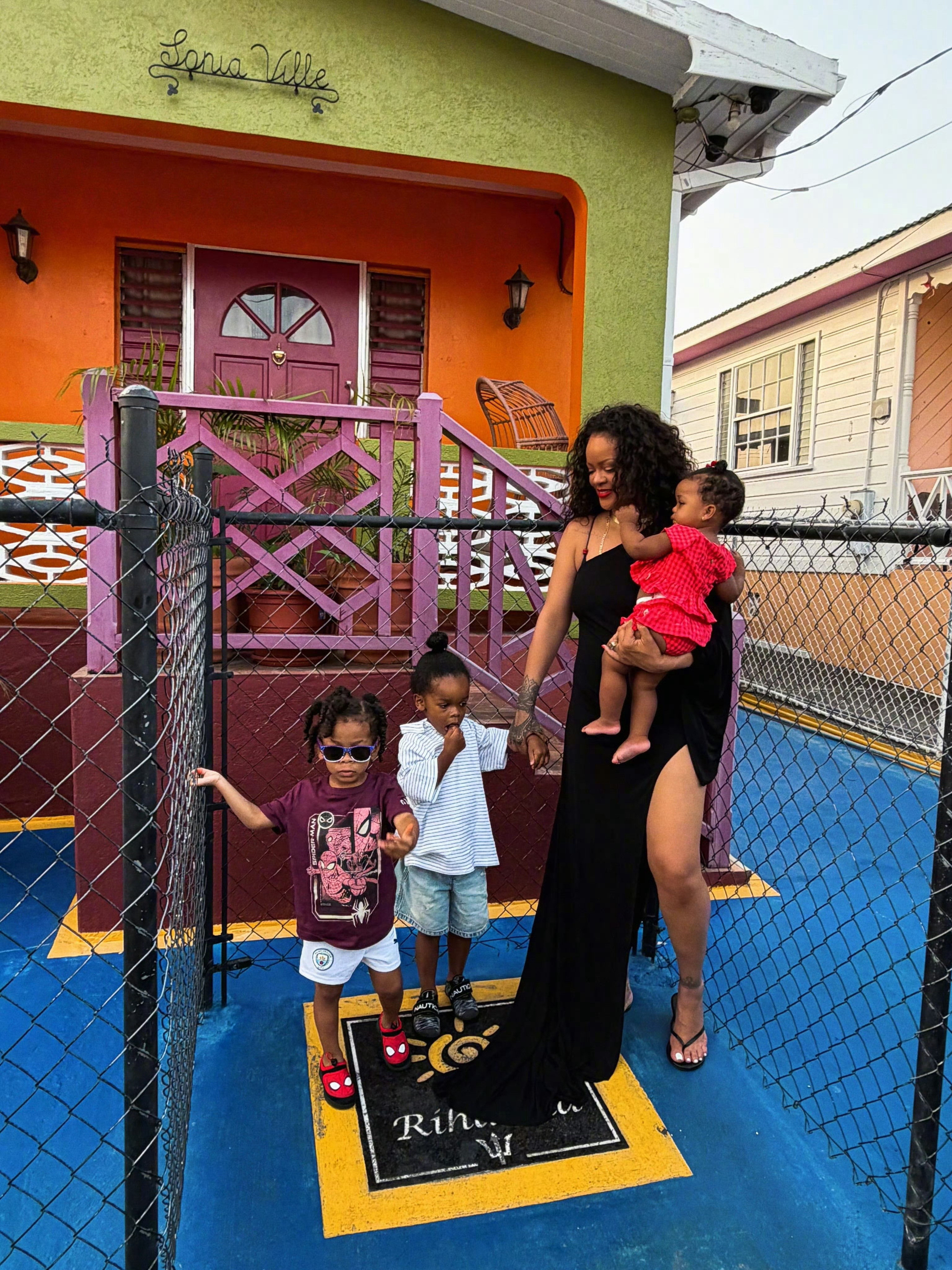 日日Rihanna带着3个孩子回到老家巴巴多斯🇧🇧来到了以前自己住的街道ri