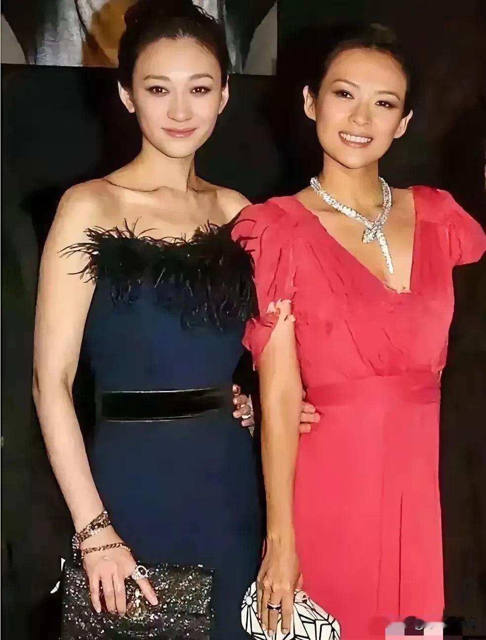 李小冉不愧是“合影杀手”，与章子怡同框，分毫不输。肤白貌美，让她看上去更养眼。