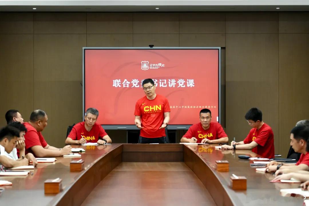 国家男篮集训队集训后首个公开新闻来了，全体成员参观了上海四行仓库纪念馆。值得一提