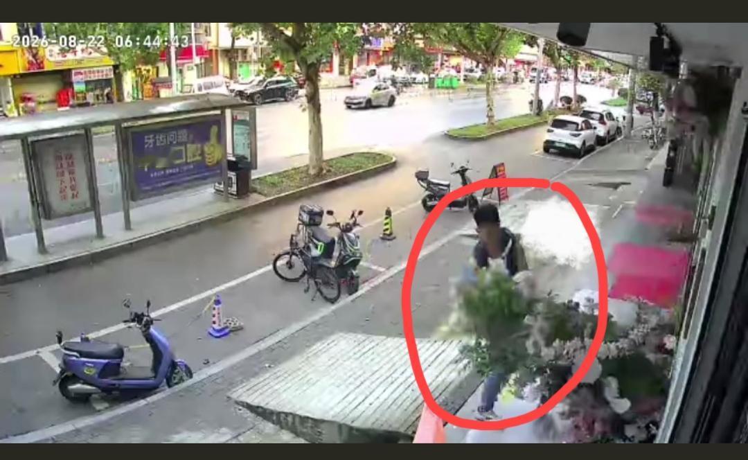8月22号一大早，湖北黄冈。一网红咖啡店门口，这位背着双肩包的年轻男子把人家特意