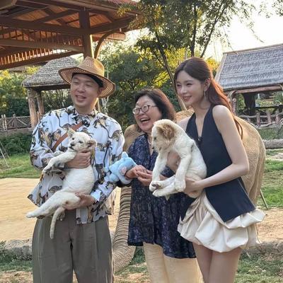 杜海涛为老婆沈梦辰庆祝37岁生日，夫妻俩带着家人到郑州动物王国游玩，家庭氛围非常