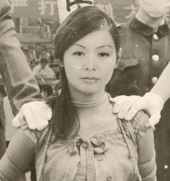 照片中的这个女子名叫马燕秦，八十年代初的时候，她以流氓罪被判处死刑，当时也是挺轰
