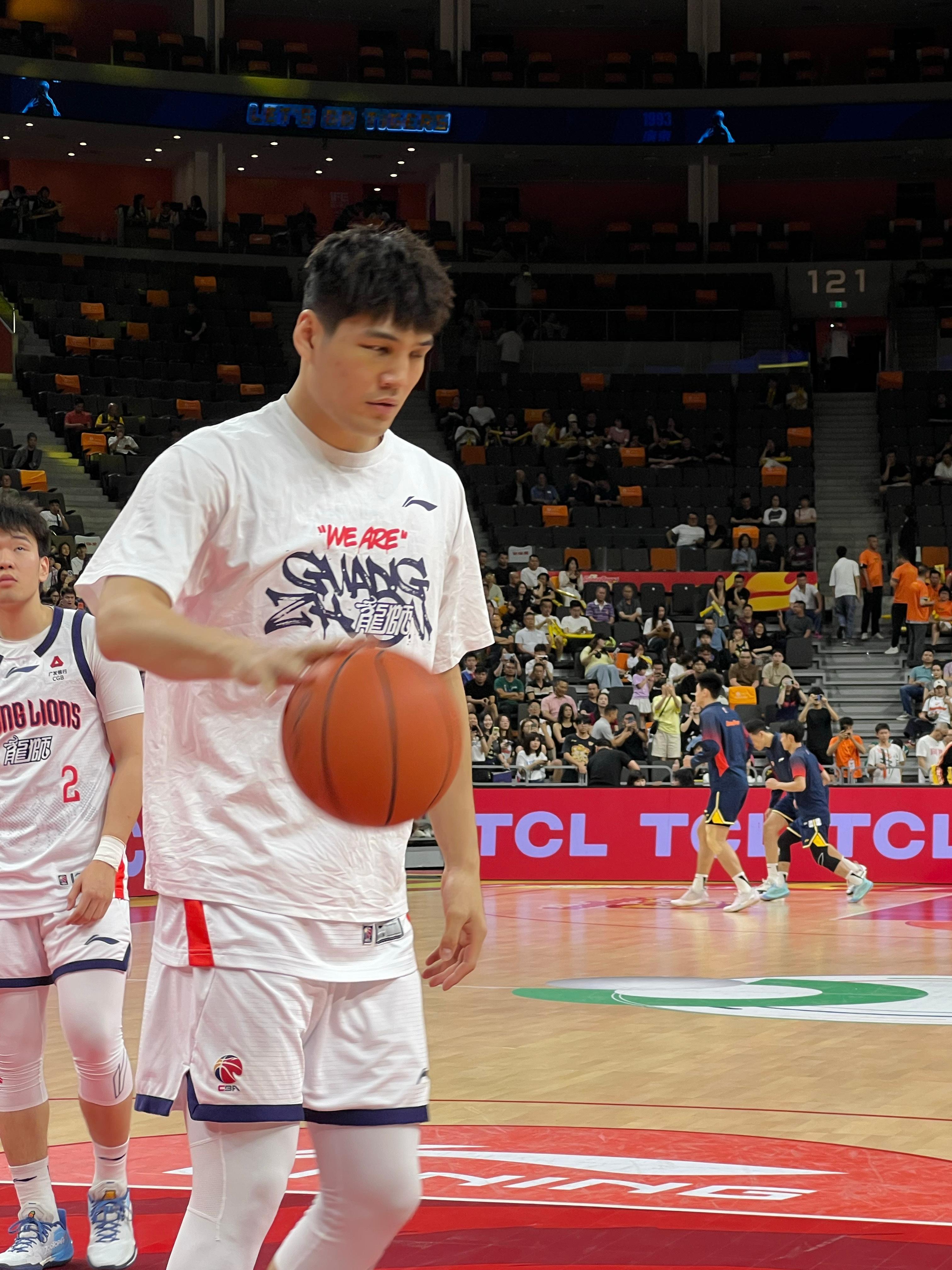 国豪这还清晰可见淤青肿胀的脸广东男篮vs广州男篮陈国豪 东莞·东莞银行篮球中心