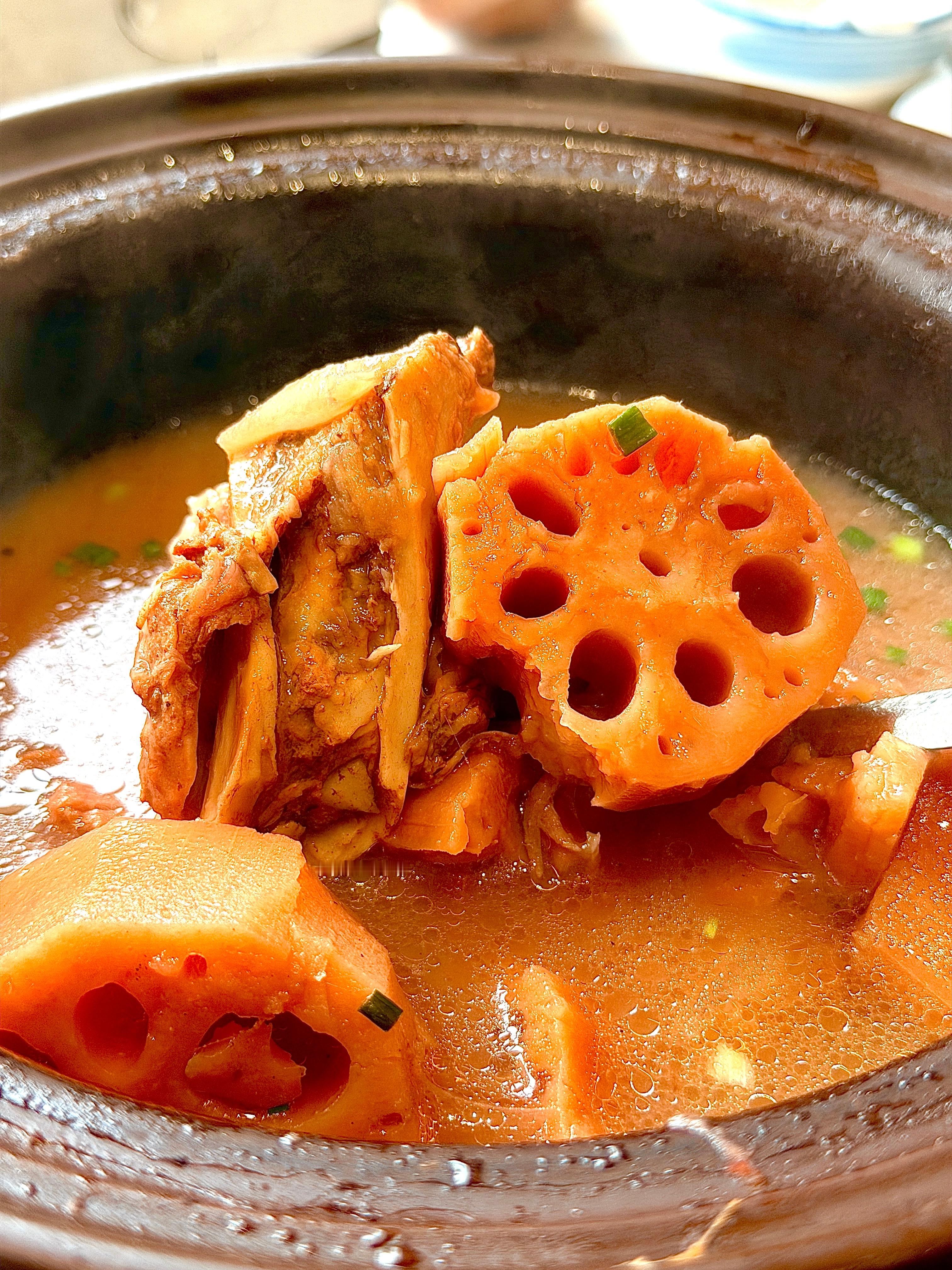 整口武汉特色～排骨莲藕汤，简直美味🥰 bb们今天午饭吃的啥？ 武汉