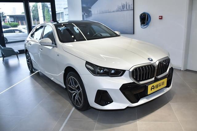 2026款宝马即将发售，对比🆚25款，先看看25款有哪些更好的升级方案
第一个