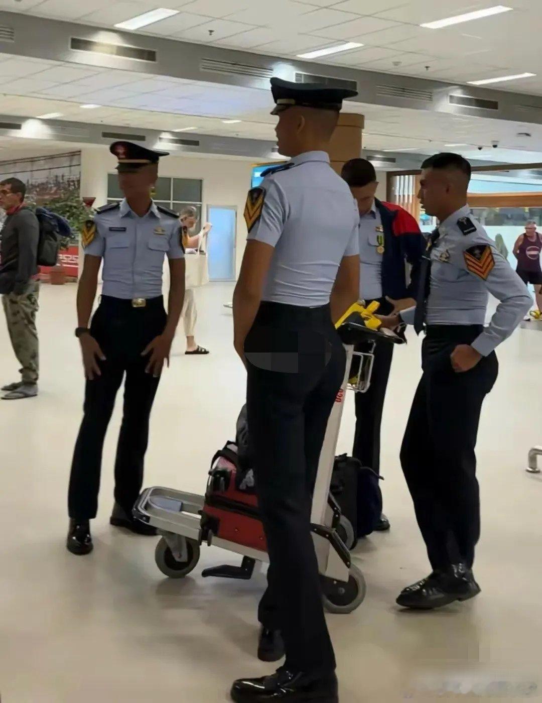 穿那么紧，一眼就看出是哪的 ​​​