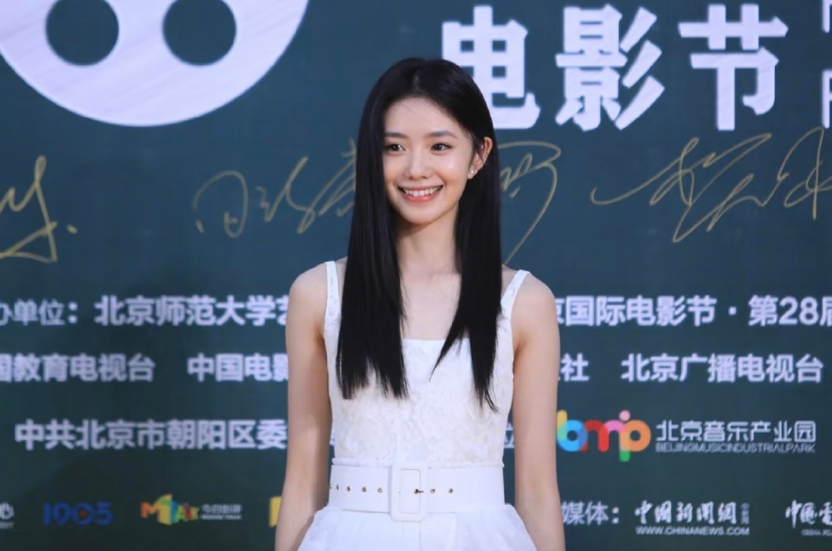 存一个“清纯具体点到底是什么类型的长相”不自嬷，不媚俗，眼睛里没有世俗的欲望… 