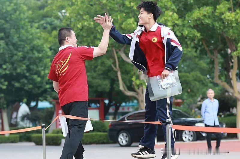 它要扛住重复刷题的枯燥、舆论压力与未知风险，耗费一年光阴，却能换回修正失误、奔赴