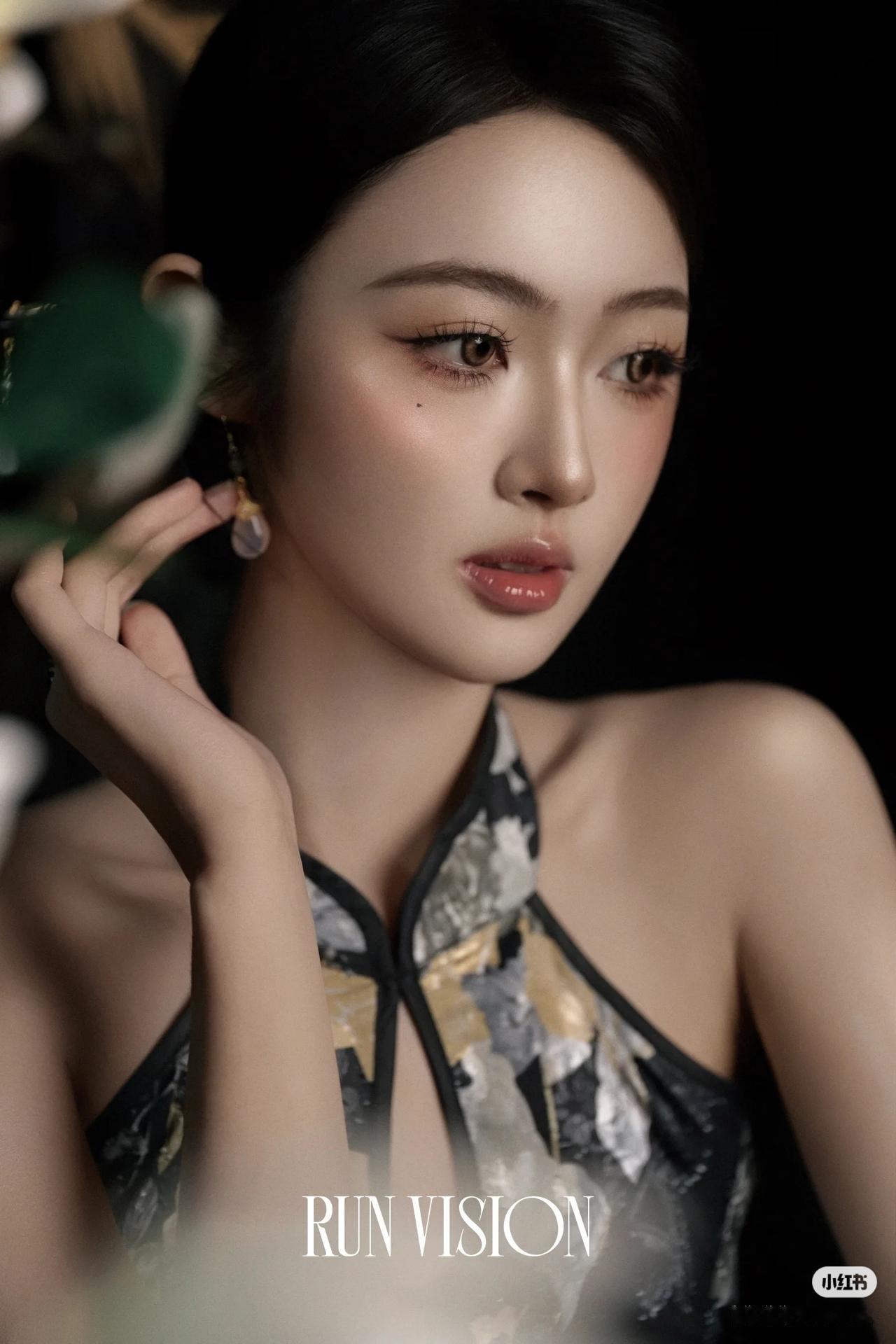 优雅与性感，你会怎么选美女旗袍穿搭写真